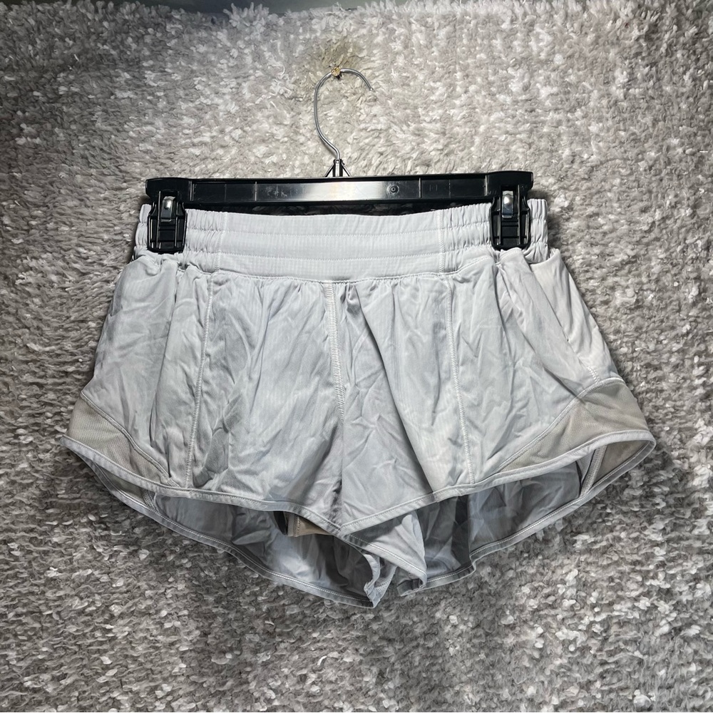 Lululemon Hotty Hot‎ Off White Shorts Zip Pocket Lined Size 6